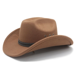 Dettaglio di cappello cowboy marrone con fascia nera e fori di ventilazione in metallo