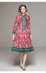 Détail du col à nouer et contrasté sur une robe rouge avec motifs de tête de cheval