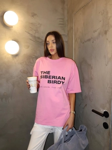 Women's pink short-sleeve T-shirt with black letter print and casual crew neck fit