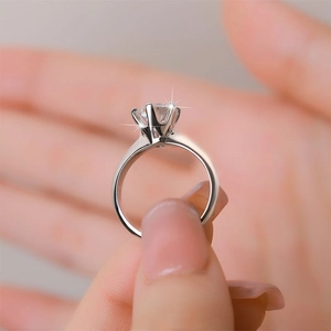 Classic six-prong 1 carat moissanite ring in S925 sterling silver with a round cut diamond