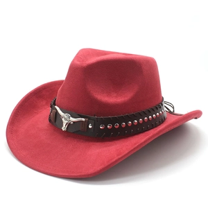 Detail eines roten Cowboyhuts aus Wildlederimitat mit Lederband und Metall-Bullenkopf-Verzierung