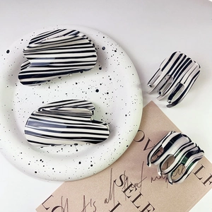 Zebra Stripe Hair Claw Clip Acetate Fiber Black White Geometric Shark Hairpin For Women Minimalist Elegant Retro Style
