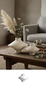 Vue détaillée du vase en céramique wabi-sabi avec texture brossée et forme de losange épurée