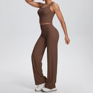 Dettaglio del set yoga marrone scuro con top corto e pantaloni a gamba larga a vita alta