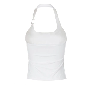 Détail du crop top blanc à licou avec ouvertures latérales et texture en tissu extensible