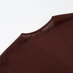 Détail du tissu en lin marron foncé et de l'encolure arrière d'un ensemble décontracté
