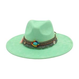 Dettaglio del cappello fedora verde menta con fascia etnica, pietra turchese e nappe