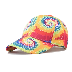 Casquette de baseball tie-dye colorée avec visière courbée et motif graffiti urbain