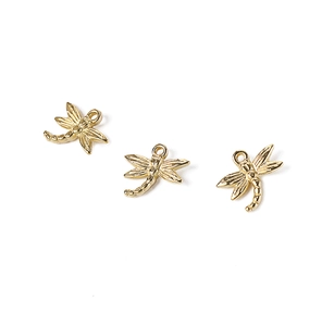 Gedetailleerd beeld van drie gouden libelhangers voor DIY-sieraden en kralenwerkjes