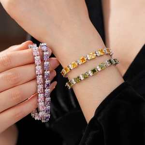 Detalle de pulseras coloridas con circón de corte cuadrado rosa, lila, amarillo y verde