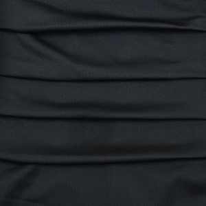 Vue détaillée du tissu noir avec plis horizontaux et texture drapée sur la robe
