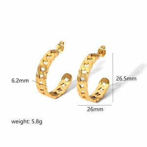 Vista dettagliata degli orecchini a catena a forma di C placcati in oro 18K con misure