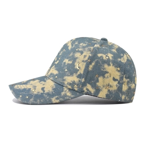 Baseballpet met sterren en maan studs in blauw en geel tie-dye verloop