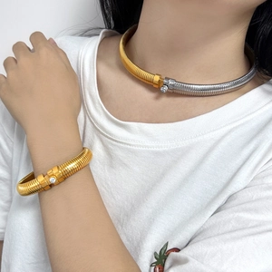 Ensemble collier et bracelet spirale bicolore or et argent avec fermoirs incrustés de cristaux