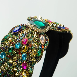 Serre-tête baroque large avec strass multicolores et clous dorés sur velours noir