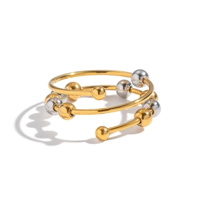 Vista macro dell'anello a spirale a tre strati con perle d'oro e d'argento mobili