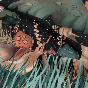 Detailaufnahme der Waldpilz-Stofftextur und der Webart des Wandteppich-Gewebes