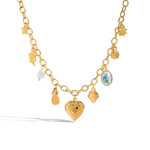 Close-up van gouden ketting met meerdere hangers waaronder een medaillon en vlinders