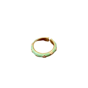 Anello aperto minimalista in smalto verde menta con fiori e bordo dorato