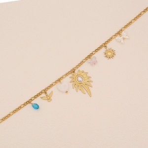 Dettaglio di una collana placcata oro con ciondoli a farfalla, sole e pendenti a cuore