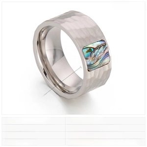 Détail d'une bague punk 10mm en acier martelé avec incrustation de nacre d'abalone