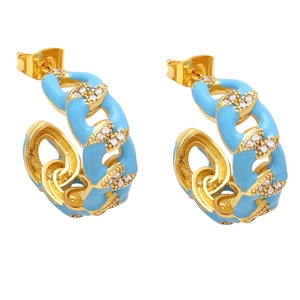 Orecchini a cerchio a C in smalto azzurro e oro stile catena con pietre di zircone bianco