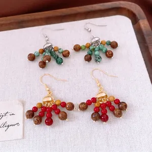 Boucles d'oreilles bohèmes ethniques avec perles en bois et pompons rouges et verts