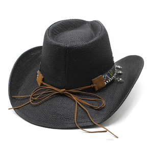 Détail d'un chapeau de cowboy noir avec bande ethnique et breloques en argent