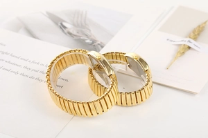 Détails de montres à quartz dorées avec bracelets métalliques extensibles pour couples