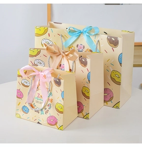 Detailed comparison of cartoon gift bags in three sizes with bows and rope handles