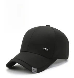 Dettaglio del berretto da baseball nero con etichetta Sport Fashion e fibbia metallica
