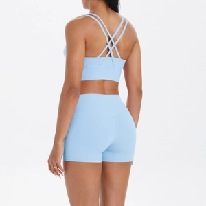 Détail de l'ensemble de yoga bleu clair avec soutien-gorge de sport croisé et short de fitness