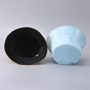 Dettaglio di cappelli alla pescatora in pelle PU double-face in nero giallo e azzurro