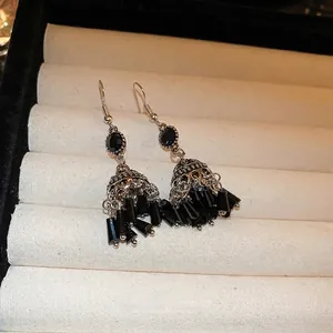 Orecchini jhumka argento con cristalli neri e frange di perline pendenti