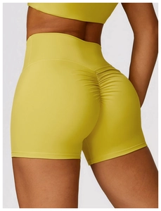 Vue détaillée du short de yoga jaune à taille haute avec effet scrunch fessier galbant