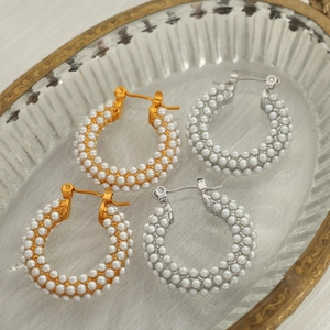 Boucles d'oreilles créoles en C dorées et argentées avec perles blanches pavées