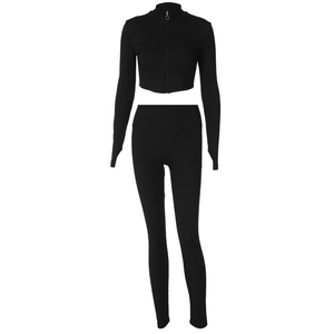 Détail d'un ensemble legging taille haute et crop top noir à manches longues côtelé