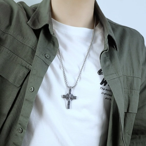 Primer plano detallado de un collar para hombre con cruz vintage y grabados celticos