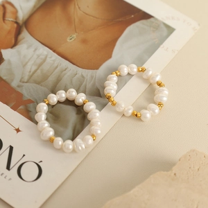 Set di eleganti anelli con perle naturali d'acqua dolce e perline dorate