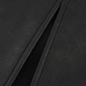 Dettaglio ravvicinato della gonna in pelle PU nera con texture e cuciture di pregio