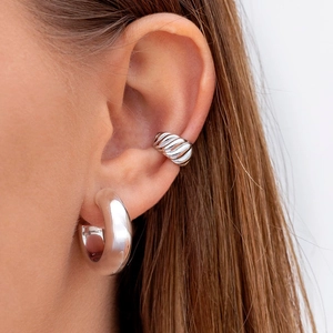 Ensemble de bague d'oreille torsadée argentée et créole épaisse sur l'oreille