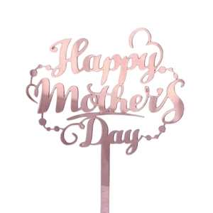 Gros plan sur un cake topper Happy Mother's Day en acrylique or rose effet miroir