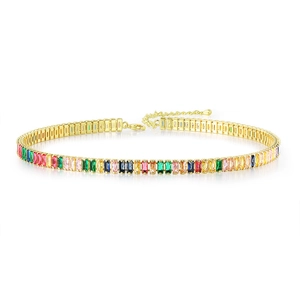 Vue détaillée du collier tennis doré avec oxydes de zirconium rectangulaires multicolores