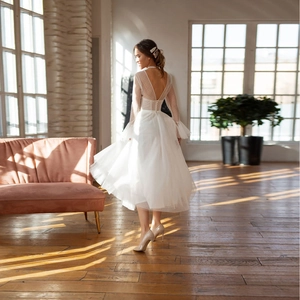 Robe de mariée élégante en dentelle à manches longues avec dos en V et jupe en tulle