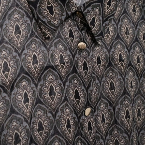 Damen Chiffonbluse mit geometrischem Muster und Goldknöpfen am Reverskragen
