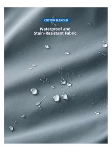 Detail von wasserabweisendem Baumwollmischgewebe mit Wassertropfen auf dunkelgraublau