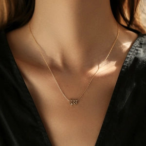 Collier minimaliste en argent S925 doré avec pendentif chiffre 333 sur le cou