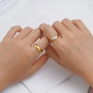 Damen-Ring-Set aus 18K vergoldetem Edelstahl mit einem runden Zirkonia-Stein besetzt