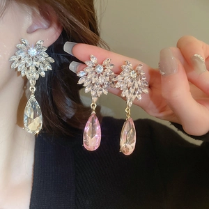Vue détaillée des boucles d'oreilles goutte d'eau avec grappes de zircon marquise