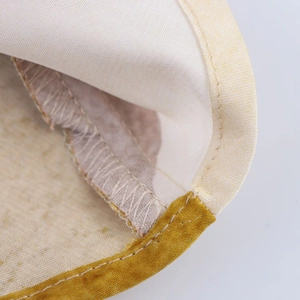Gros plan détaillé des textures de tissu en diagonale et des coutures de précision